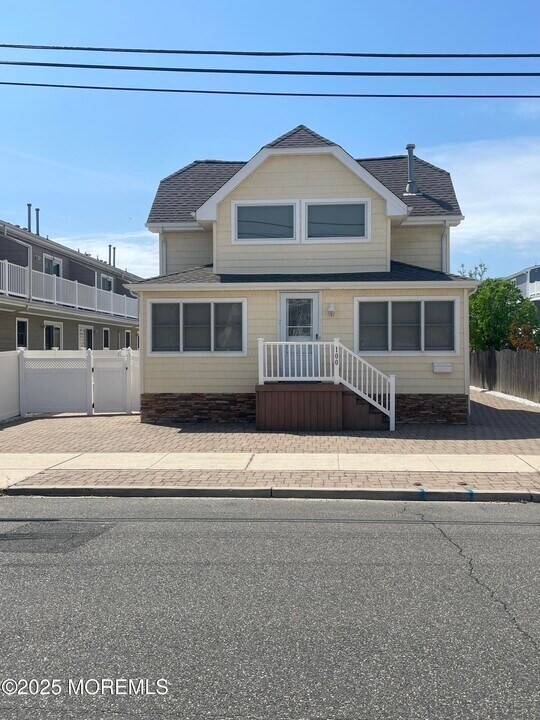 100 Vance Ave in Lavallette, NJ - Building Photo