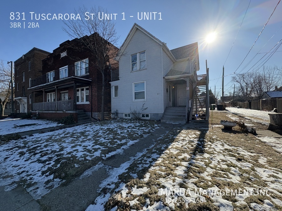 831 Tuscarora St in Windsor, ON - Building Photo