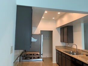 14607 Erwin St, Unit 215 in Los Angeles, CA - Building Photo - Building Photo