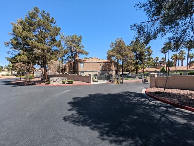 240 Mission Catalina Ln in Las Vegas, NV - Building Photo - Building Photo