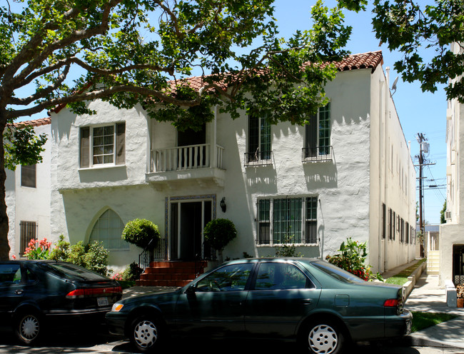 221 S Arnaz Dr in Beverly Hills, CA - Building Photo - Building Photo