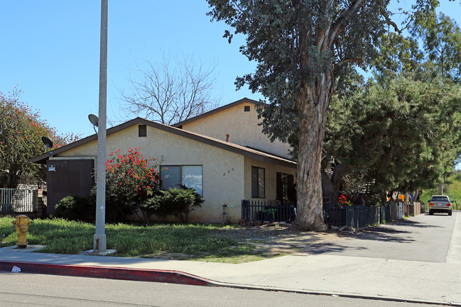 239 W Lincoln Ave in Escondido, CA - Foto de edificio - Building Photo