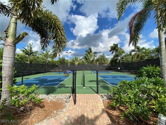 14639 Edgewater Cir in Naples, FL - Building Photo - Building Photo