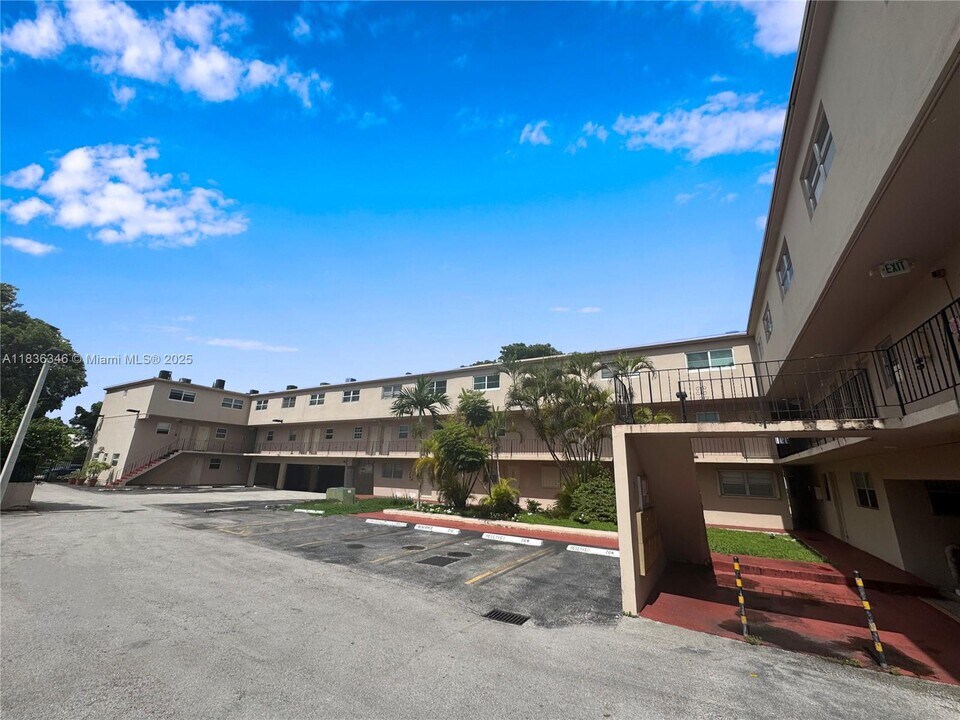 1201 SW 42nd Ave in Miami, FL - Building Photo
