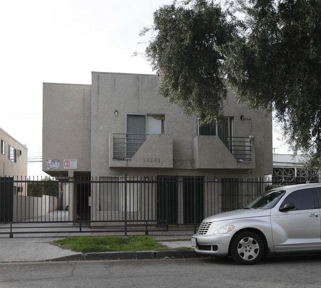 14242 Calvert St in Van Nuys, CA - Building Photo - Building Photo