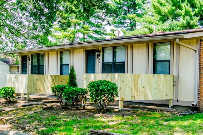 2421 Madison St in Clarksville, TN - Foto de edificio - Building Photo