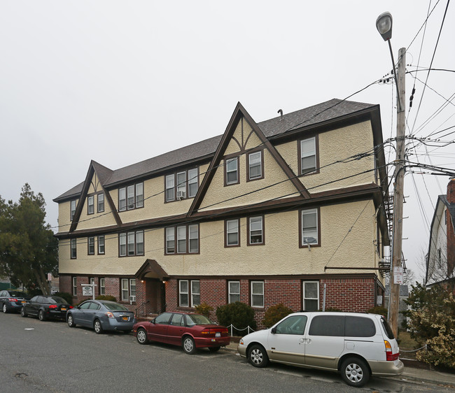 1100 Ward Place in Woodmere, NY - Building Photo - Building Photo