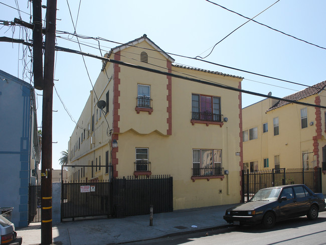 4444 E Lockwood Ave in Los Angeles, CA - Building Photo - Building Photo