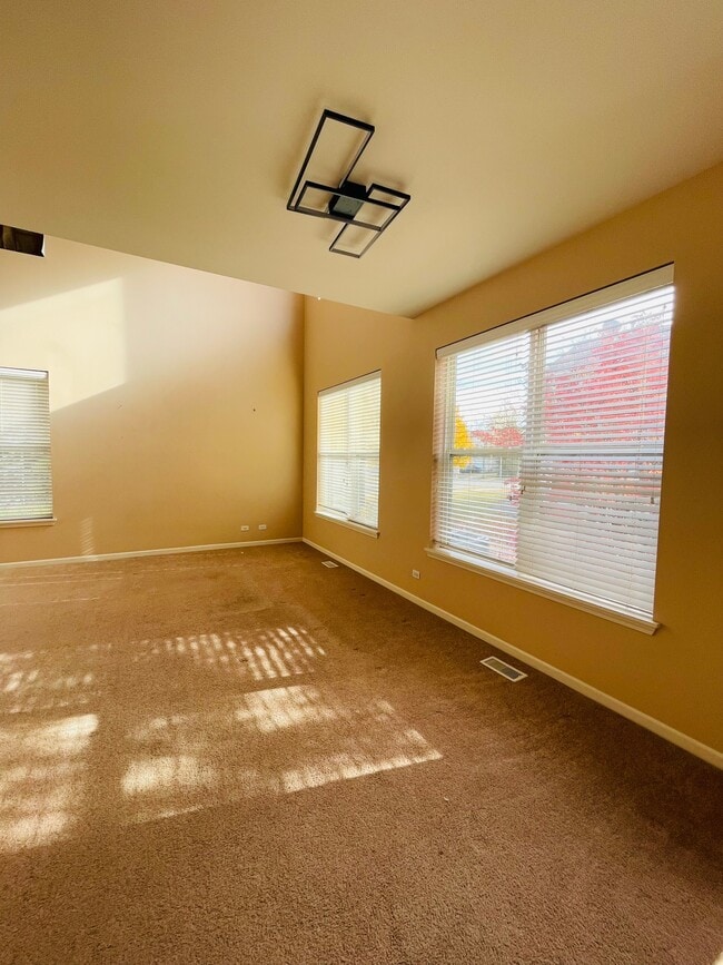 2401 Sunshine Ln in Aurora, IL - Building Photo - Building Photo