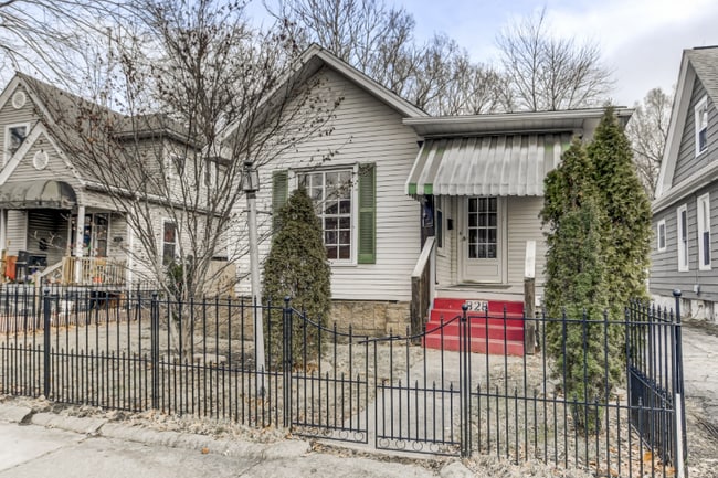 property at 828 S MacArthur Blvd