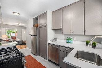 7145 W 16th Pl in Lakewood, CO - Foto de edificio - Building Photo