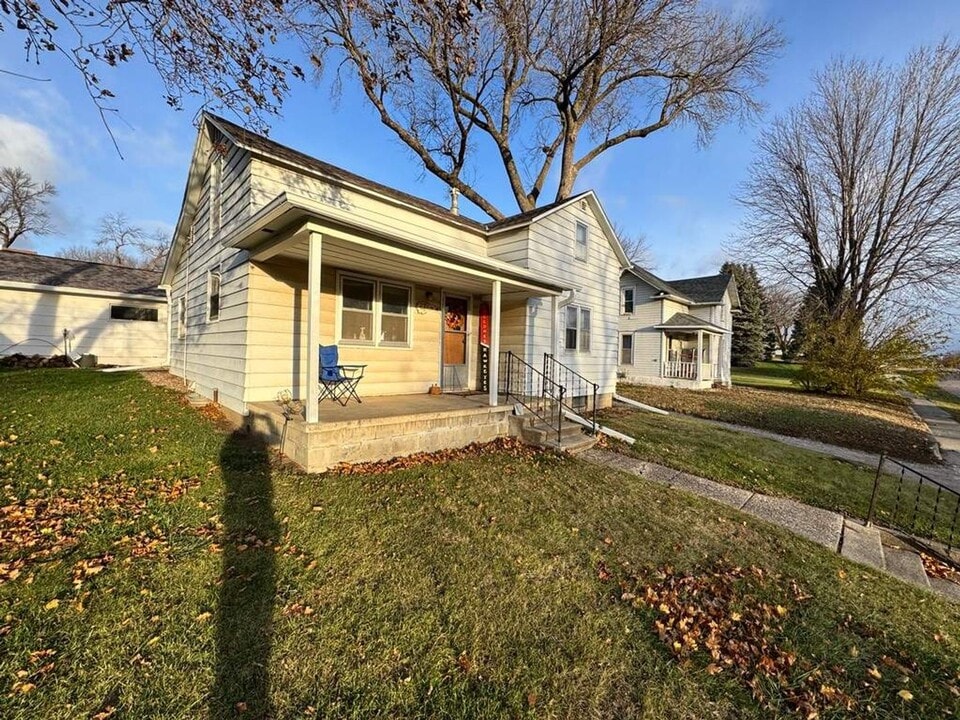 704 3rd Ave in Alton, IA - Building Photo