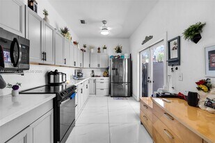 3166 NW 102nd St in Miami, FL - Building Photo