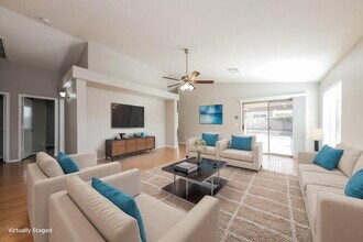 2635 E Valencia Dr in Phoenix, AZ - Foto de edificio - Building Photo