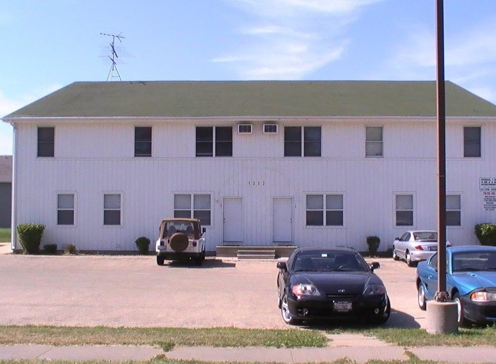 1217 Blackhawk Rd in Dekalb, IL - Building Photo