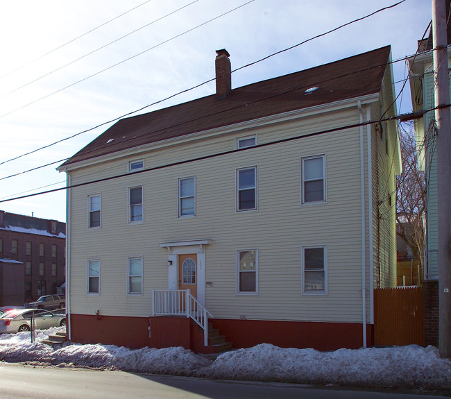 303 Rodman St in Fall River, MA - Foto de edificio - Building Photo