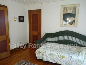 323 Pelham Rd in Amherst, MA - Building Photo - Building Photo