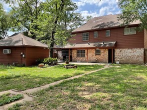 1015 Lodgehill Ln in Houston, TX - Foto de edificio - Building Photo