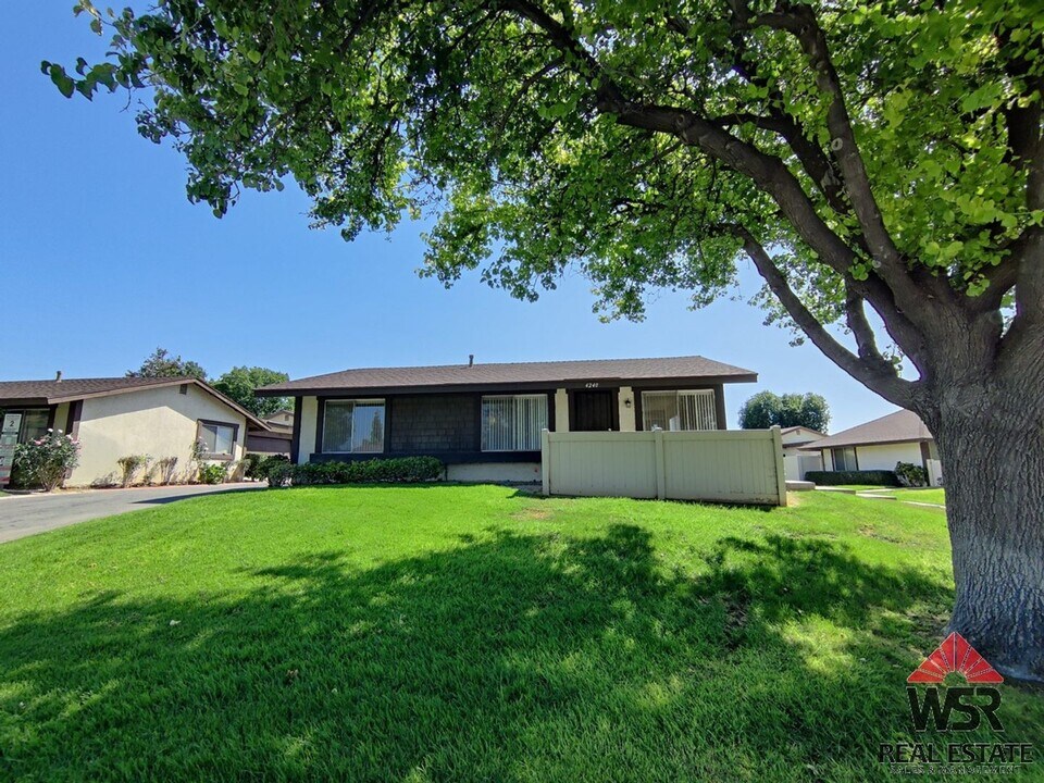 4240 Kingsbury Pl in Riverside, CA - Building Photo
