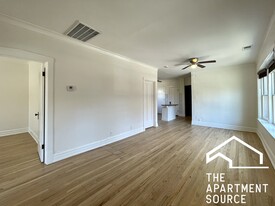 1925 W Armitage Ave, Unit 2F in Chicago, IL - Building Photo