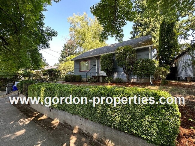 4009 SE Flavel St in Portland, OR - Building Photo - Building Photo