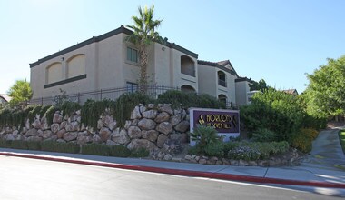 Horizons at Seven Hills in Henderson, NV - Building Photo - Building Photo