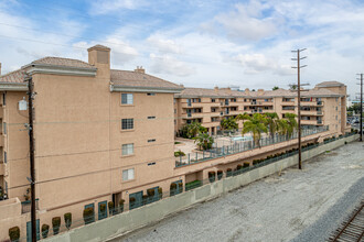 Brookshire Manor in Downey, CA - Foto de edificio - Building Photo