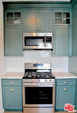 137 1/2 N Harper Ave in Los Angeles, CA - Building Photo - Building Photo