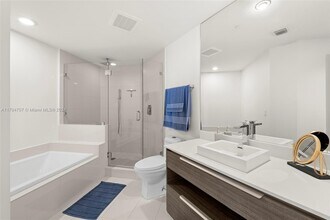 92 SW 3rd St, Unit 512 in Miami, FL - Building Photo - Building Photo