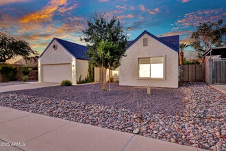 1362 E Wickieup Ln in Phoenix, AZ - Building Photo - Building Photo