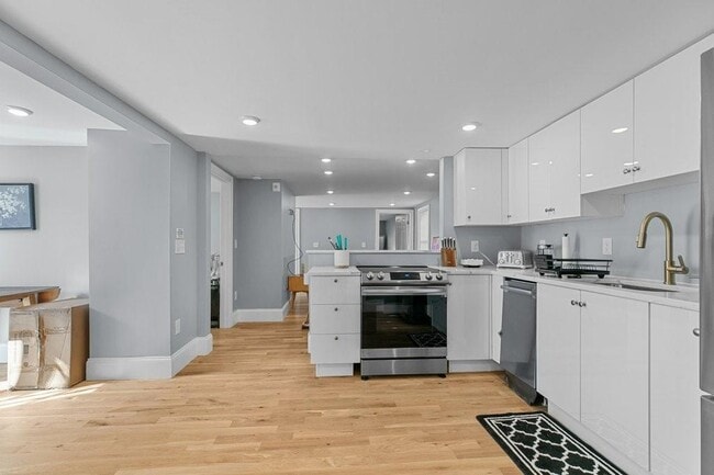 382 Spring St in Newport, RI - Building Photo - Building Photo