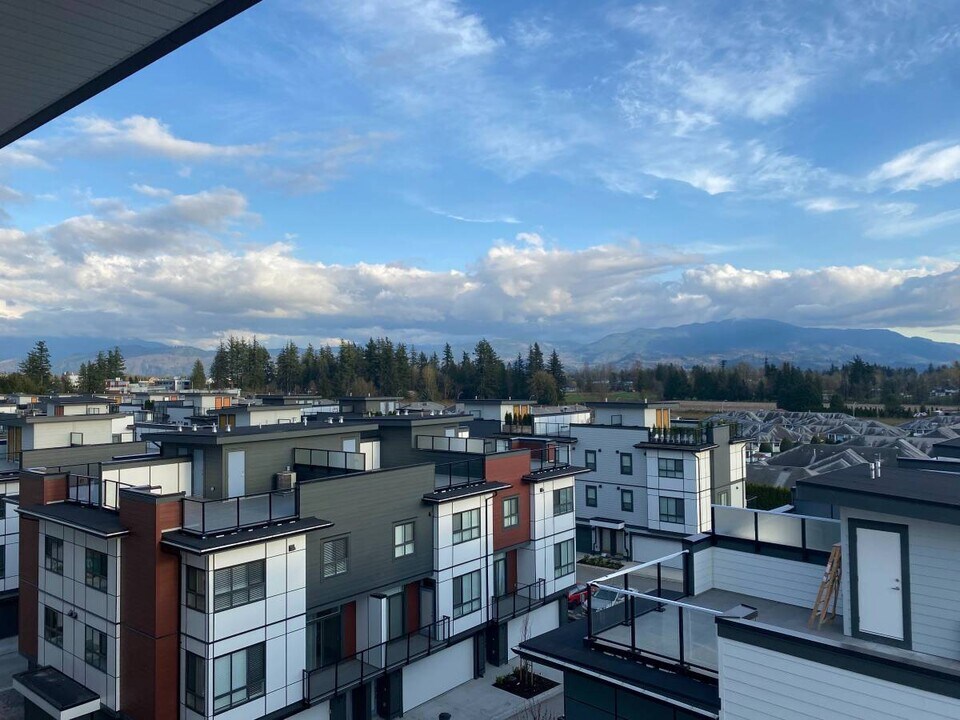 1514 Mccallum Rd in Abbotsford, BC - Building Photo