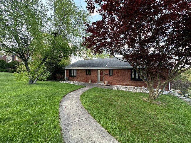 547 Greenhurst Dr in Pittsburgh, PA - Foto de edificio - Building Photo