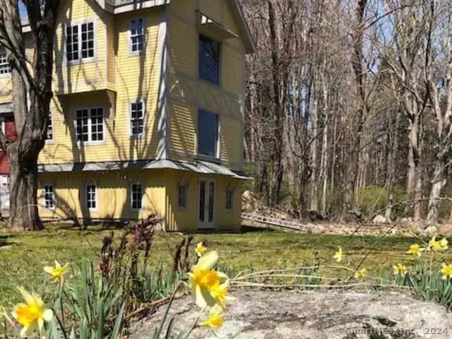 8 Freshwater Ln in Wilton, CT - Building Photo