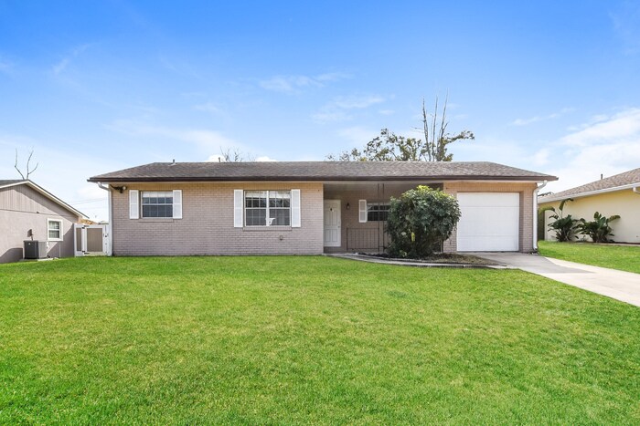 1025 Ireland Dr in Deltona, FL - Building Photo