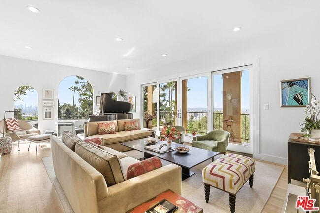 6203 Temple Hill Dr in Los Angeles, CA - Building Photo - Building Photo