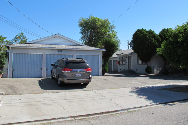 11963 Valerio St in North Hollywood, CA - Foto de edificio - Building Photo