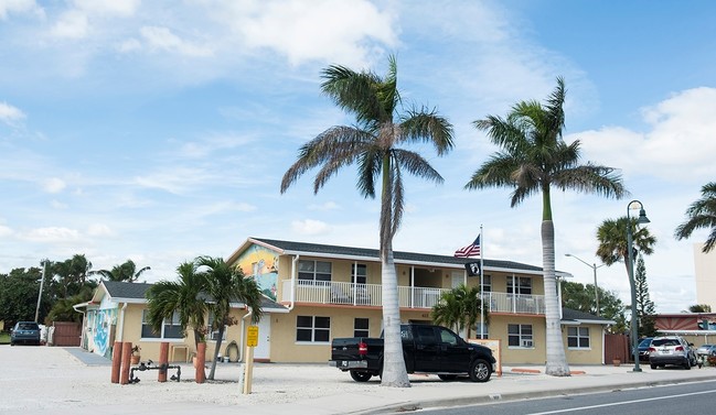 Island House Apartments in Hutchinson Island, FL - Building Photo - Building Photo