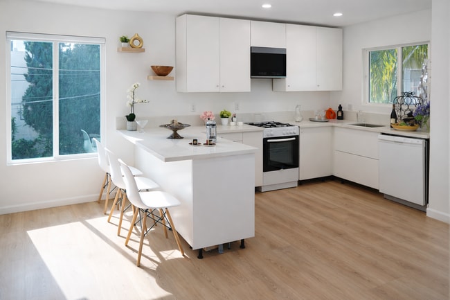 5860 Hazeltine Ave, Unit 10A in Sherman Oaks, CA - Building Photo - Building Photo