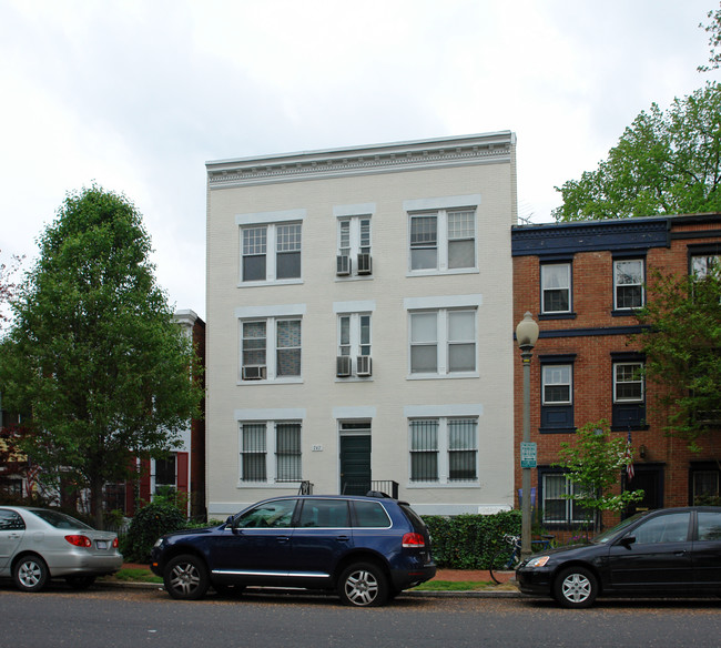 747 10th St SE in Washington, DC - Foto de edificio - Building Photo