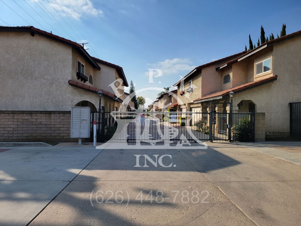 11693 Ramona Blvd in El Monte, CA - Foto de edificio