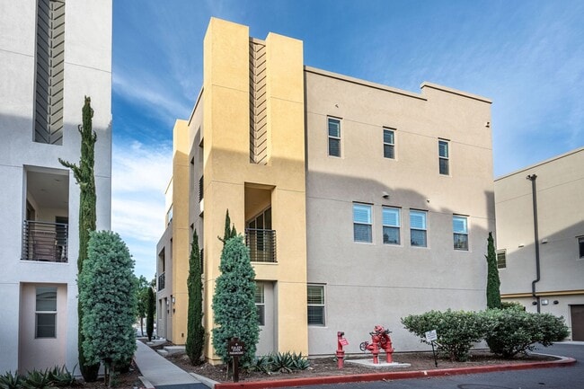 216 Paramount in Irvine, CA - Building Photo - Building Photo