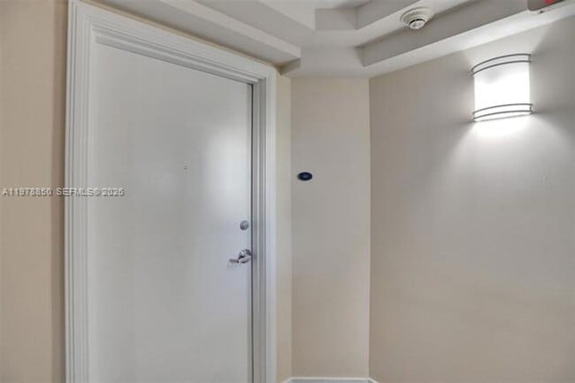 6917 Collins Ave in Miami Beach, FL - Foto de edificio - Building Photo