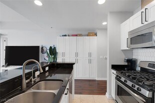 4525 Dean Martin Dr in Las Vegas, NV - Building Photo