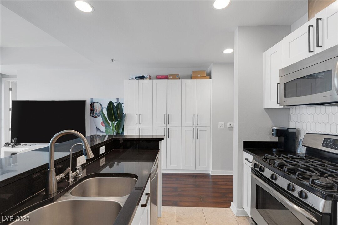 4525 Dean Martin Dr in Las Vegas, NV - Building Photo