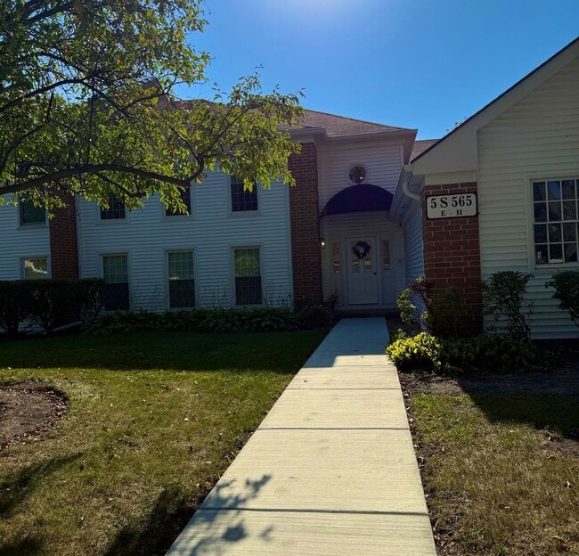 property at 5S565 Paxton Dr