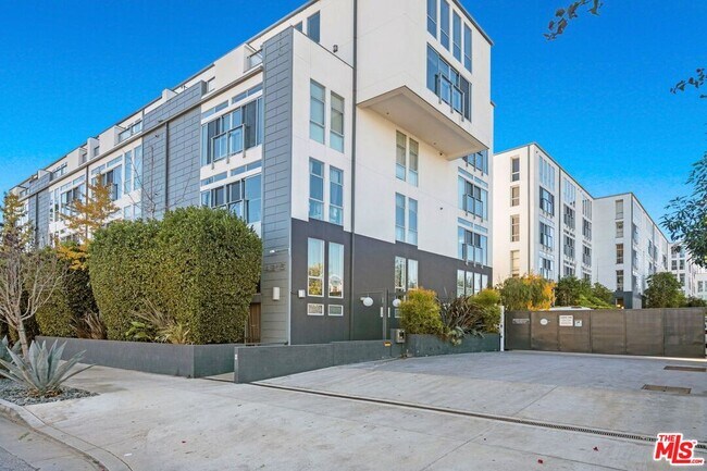 4215 Glencoe Ave-Unit -307 in Marina Del Rey, CA - Foto de edificio - Building Photo