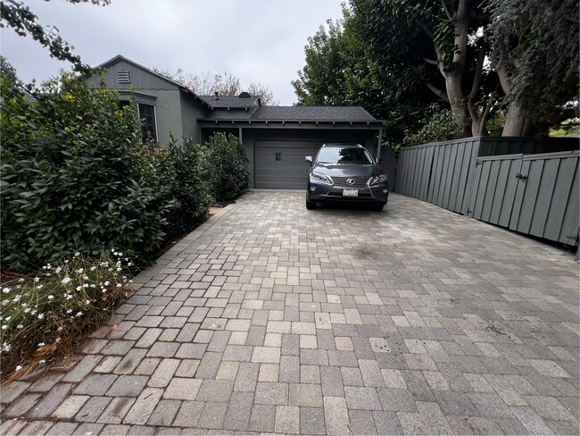 5105 Morella Ave in Valley Village, CA - Building Photo - Building Photo