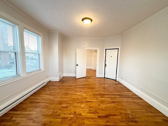 92 Main St, Unit 1 in Malden, MA - Foto de edificio - Building Photo