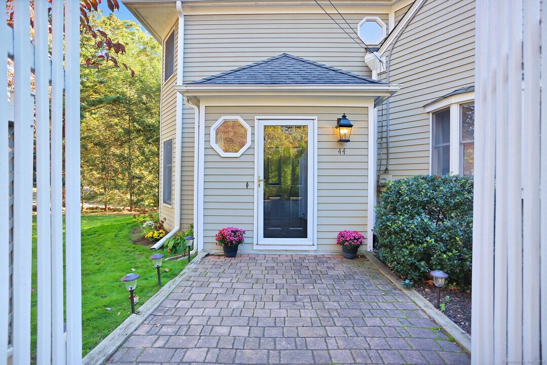 44 Hendrie Ave in Greenwich, CT - Building Photo